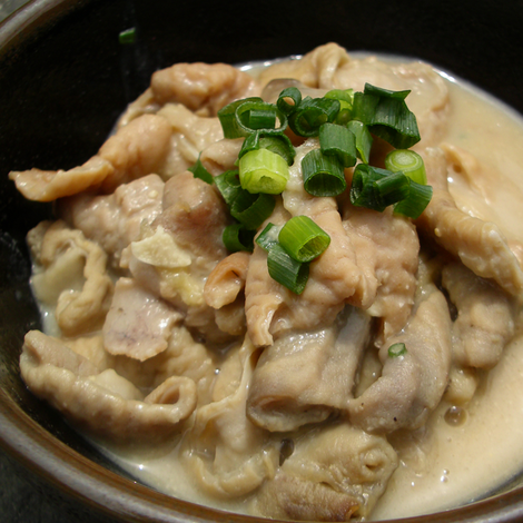 六白黒豚のホルモン味噌煮込みを通信販売しています 有限会社高木食品